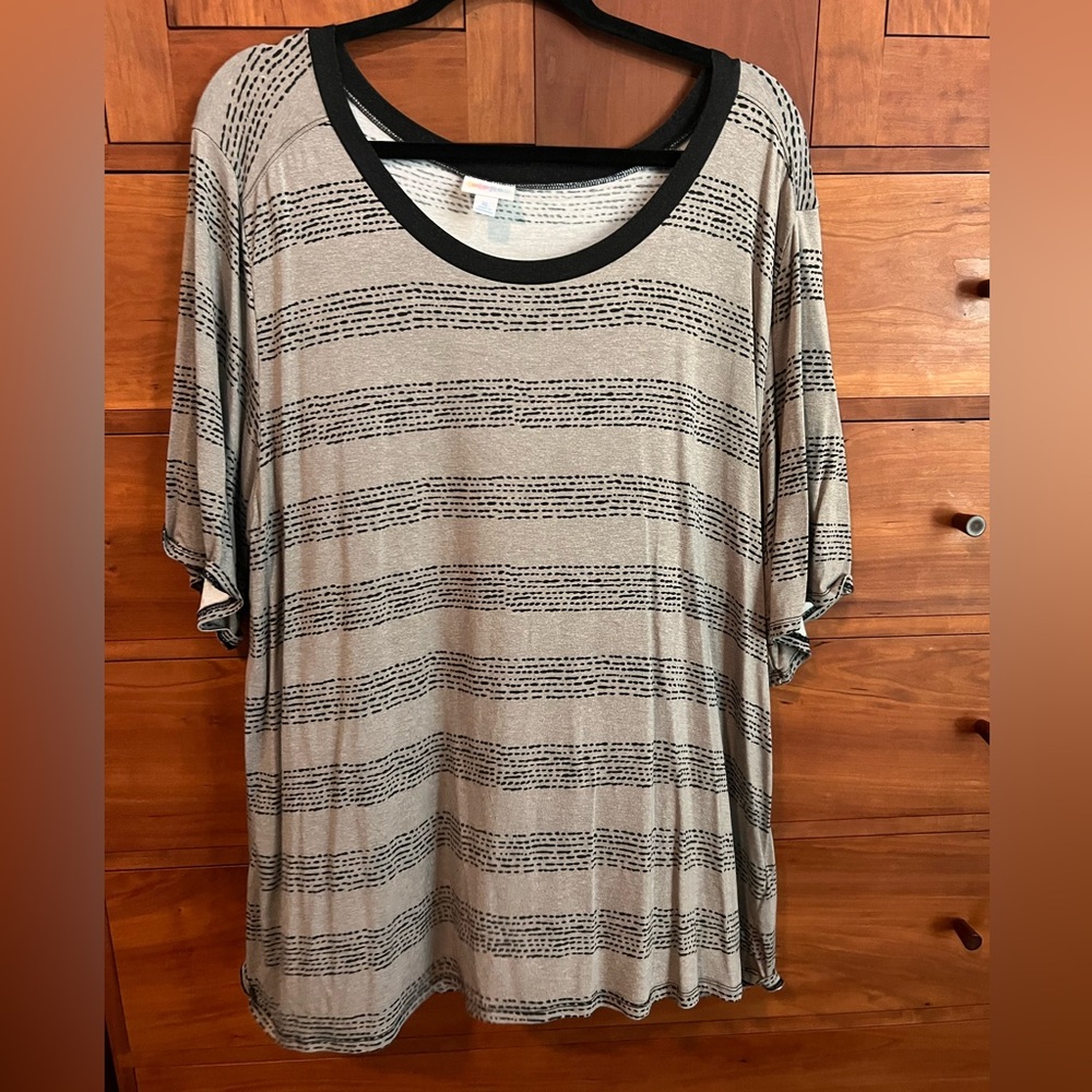 LulaRoe Boyfriend Tee size XL